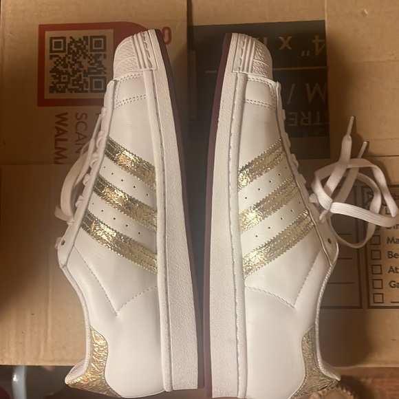 Adidas Superstars 9.5 in Womens - Picture 2 of 3